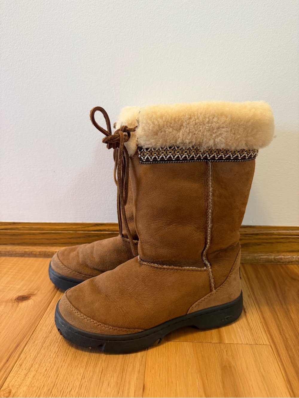 UGG Chestnut Shearling Winter Boots, Women’s 6 👢